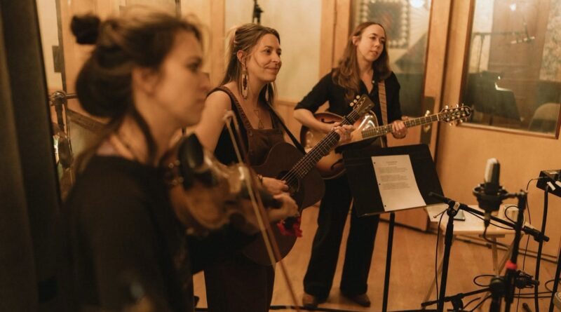 Pre-Order “Bluegrass Women” Helmed by Lindsay Lou Today!
